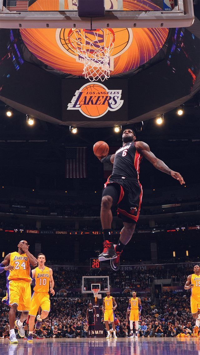 LeBron James celebrando un título con los Lakers