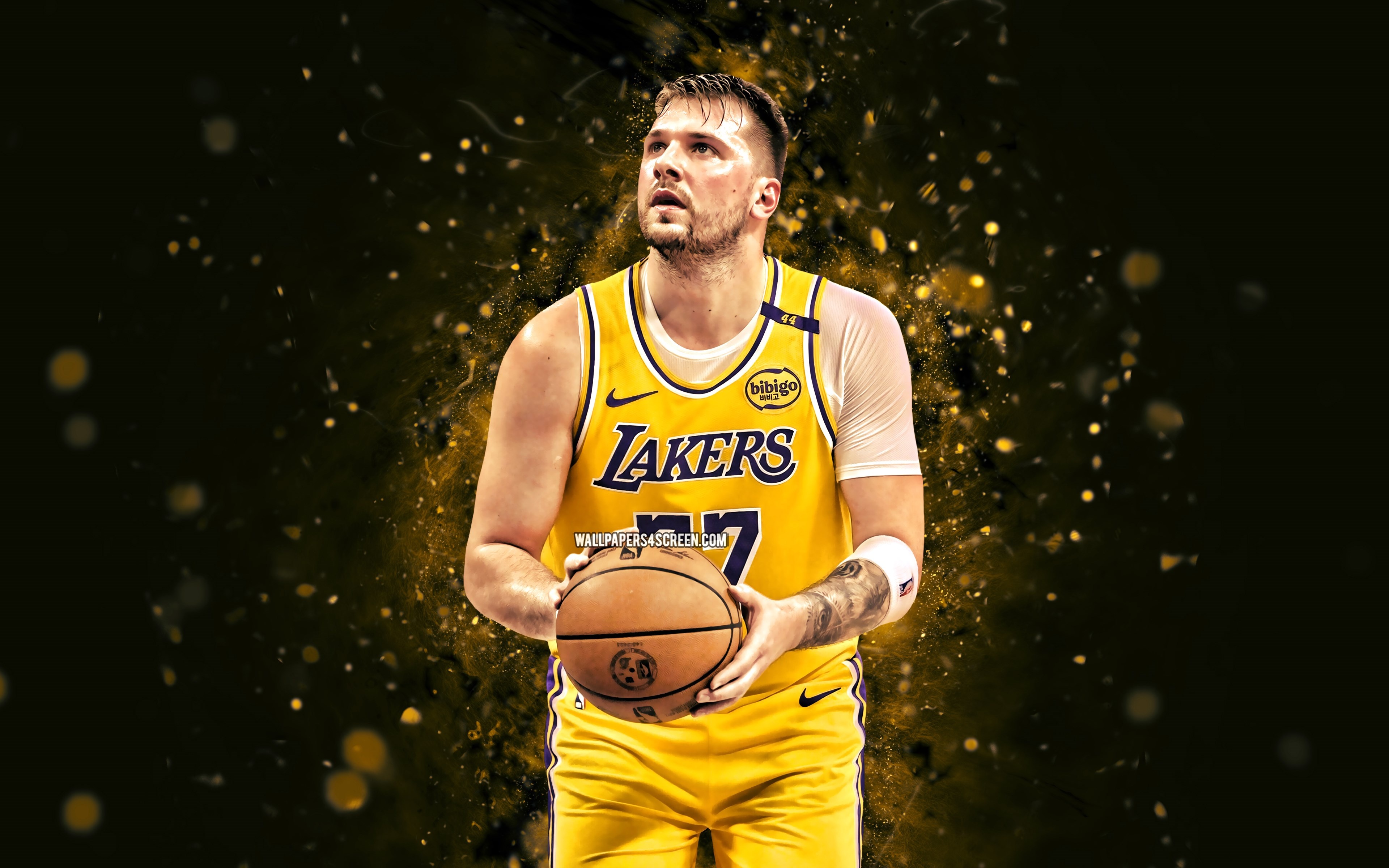 Luka Dončić mirando a su traidor
