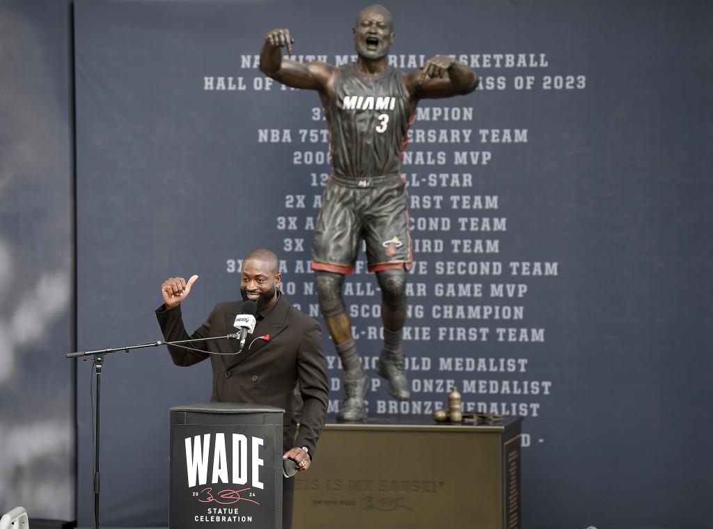Escultura de Dwyane Wade levantando los brazos en señal de victoria